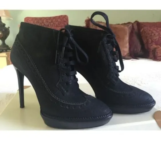 Botas Femininas de Salto Alto Burberry - Elegância e Estilo