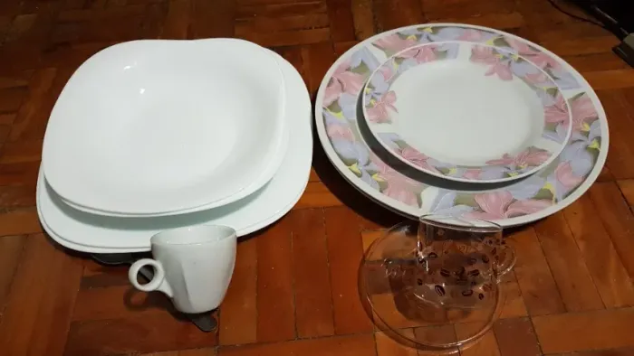 Lote de pratos Opaline da Nadir e porcelana florida + brindes