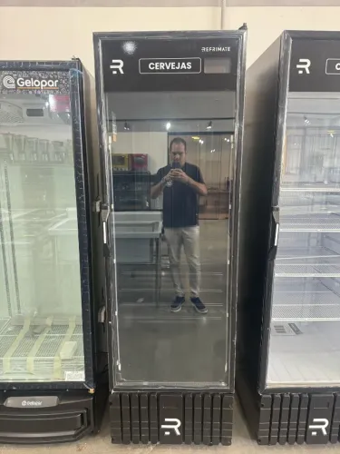 Cervejeira vertical 570 litros 9 caixas de garrafas 600ml com iluminação led e prateleira