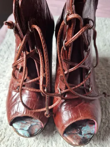 Sandália peep toe Lui Lui couro