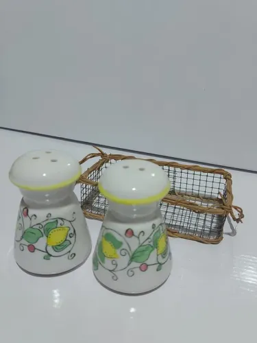 Par de Saleiros/Pimenteiros Decorativos em Cerâmica