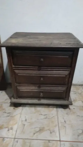 Cômoda de madeira com três gavetas