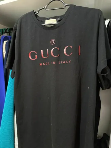 camiseta gucci preta alto relevo vermelha