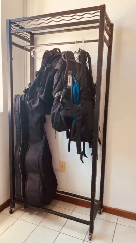 Arara em ferro na cor preta e tampa de vidro