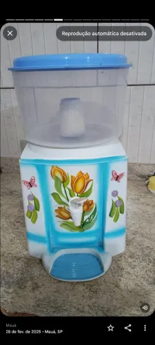 Bebedouro de água com design floral pouco uso