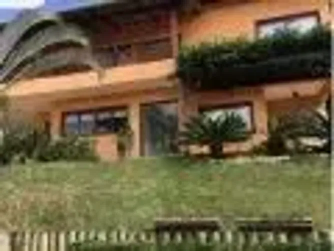 Excelente casa no Condomínio Vale do Ouro