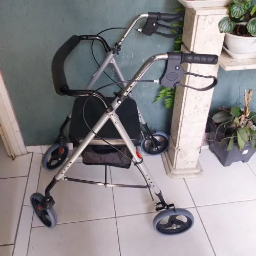 Andador para pessoas com mobilidades