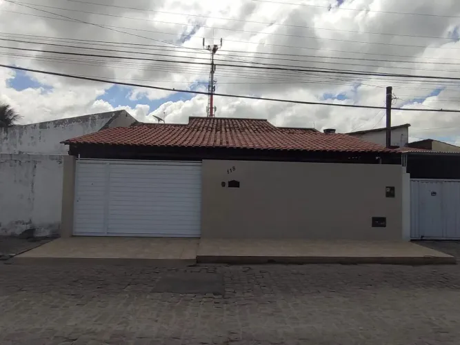 Excelente casa em Mangabeira - J200 m² - 4/4, sendo 03 suítes.