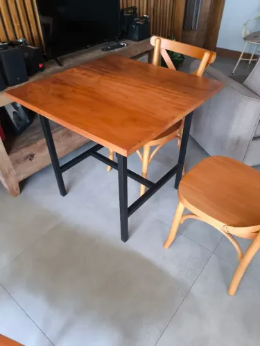 Mesa de Jantar em Madeira com Pernas Pretas