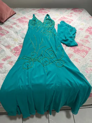 Vestido de festa longo azul turquesa com detalhes dourados