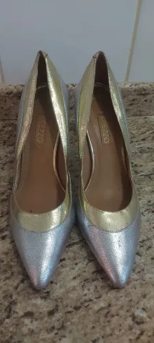 Salto scarpin dourado e prata