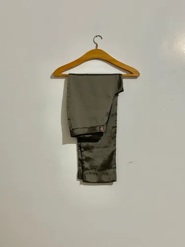 Calça feminina de cetim