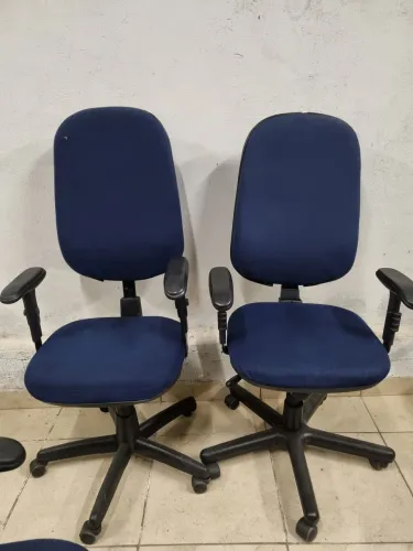 Cadeira Presidente Encosto Alto com Apoio de Braços e Rodinhas por apenas 299,00 cada. 