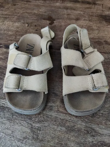 Sandália em Camurça infantil Zara Kids - tamanho 23