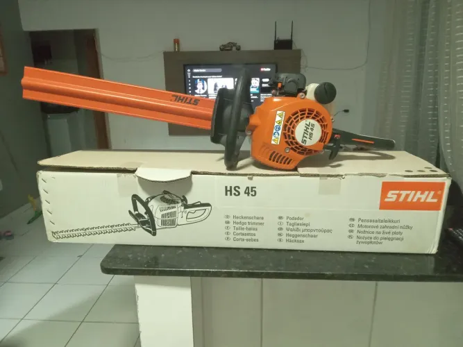 Vendo podador STHIL HS 45 pouco usado.
