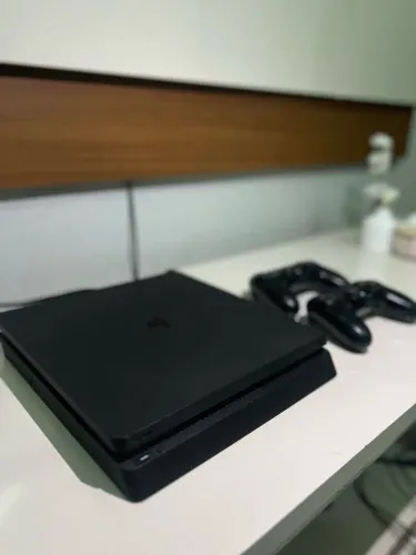 PS4 1TB 2 CONTROLES