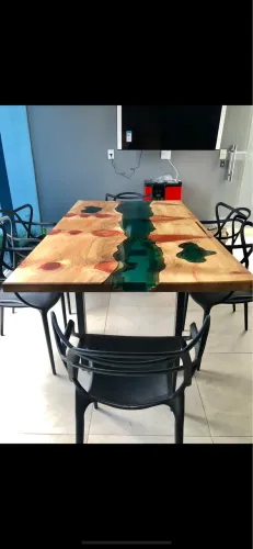 Mesa rústica artesanal com resina, mais 6 cadeiras allegra preta!!! Usada