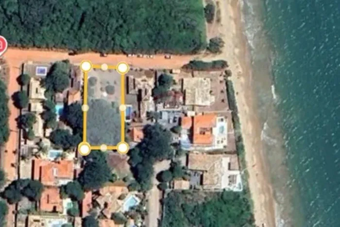 À Venda Terreno a 50 m da Praia com Vista para o Mar e Morro do Pai Vitório na Marina, Arm