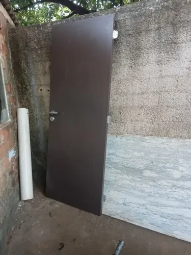 Porta de maderit reforçada