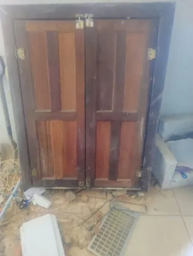 Janela de madeira completa
