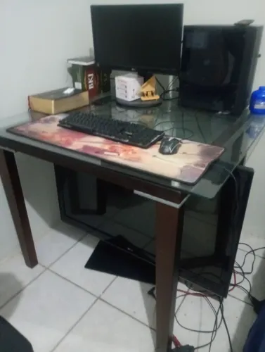Vendo está mesa de vidro temperado com 1 metro por 90 cm em ótimo estado.