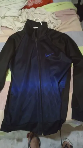 Vendo um blusão azul com preto e um casaco preto em ótimo estado .. 