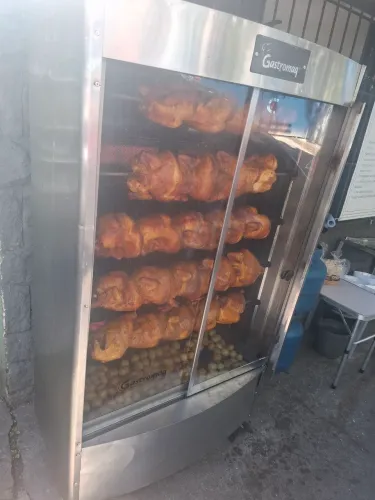 Maquina giratória para assar frango Gastromaq  capacidade frangos