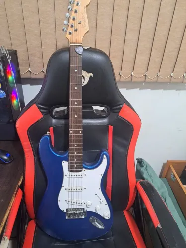GUITARRA COM AMPLIFICADOR E ADAPTADOR PARA FONE P2