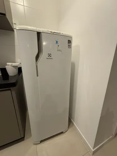 Geladeira Electrolux RE31 240L - Excelente estado