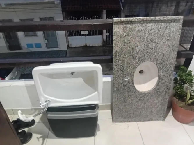 Pia de granito com Cuba de louça e um tanquinho de louça com torneira 