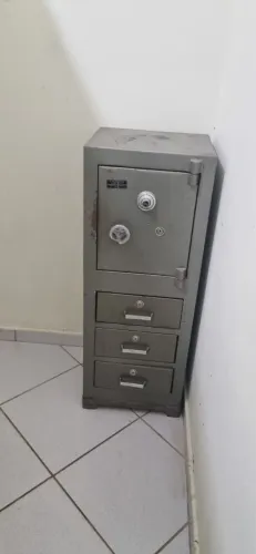 Vendo Cofre Semi - Novo