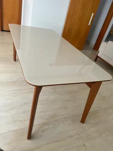 Mesa de vidro e mandeira
