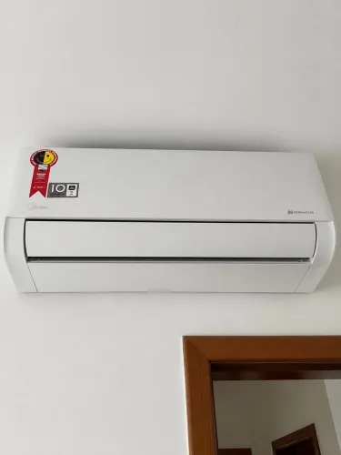 Ar condicionado Midea com menos de 1 ano de uso