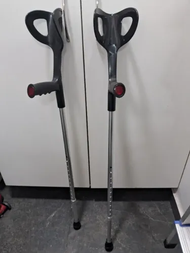 Bota imobilzadora e muletas