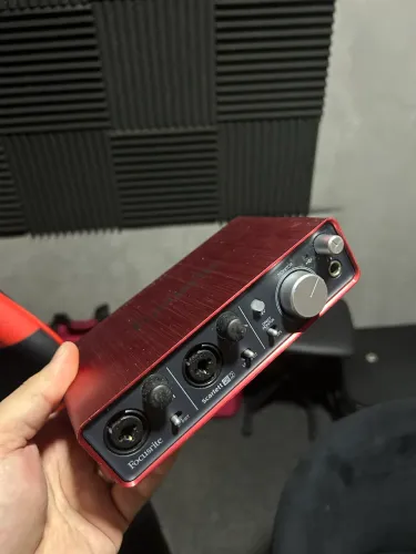 Interface de áudio focusrite 2i2 