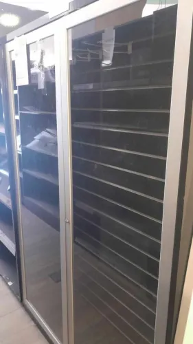 Móvel Expositor Canaletado Preto com 2 Portas de Vidro | Chave | R$ 950