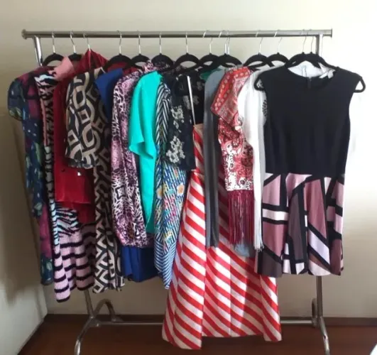 Roupas femininas a venda. Grifes famosas, pouco usadas, muitas sem uso ou novas.