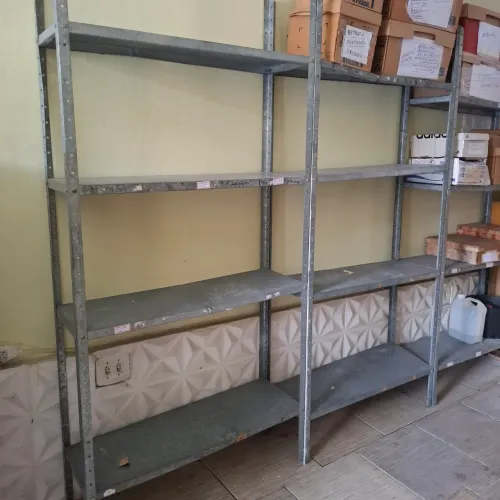 4 Estantes aço galvanizado 2m alt x 95 cm larg x 0,30 profun, 4 prateleiras. 100,00 cada