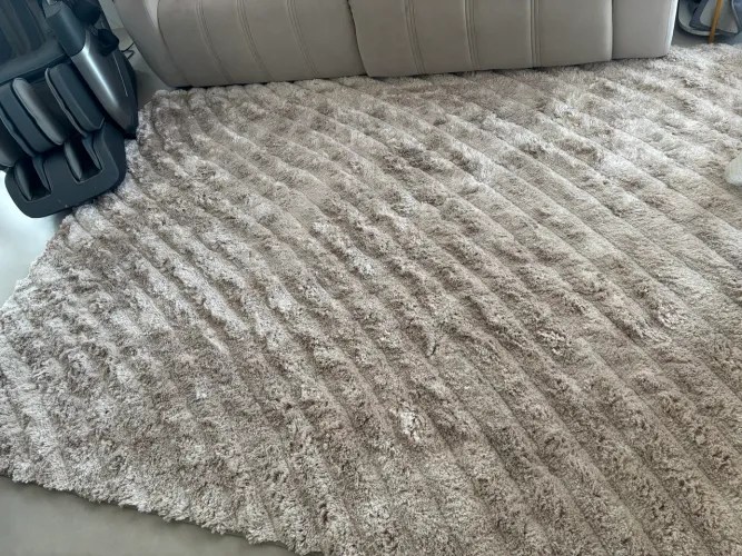 Tapete peludo com desenho em ondas