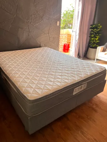 Cama box Queen completa com colchão Tok&Stok