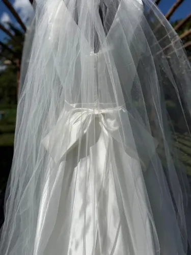 Vestido de Noiva Minimalista em Cetim Bucol (Cor Pérola) - Sob Medida