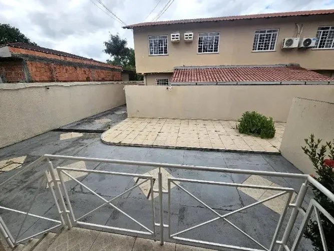 Aluga se linda casa com tres quartos no Pq das Laranjeiras Manaus Am