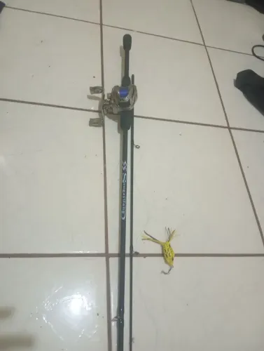 Vara de pescar, usada 2 vezes só 