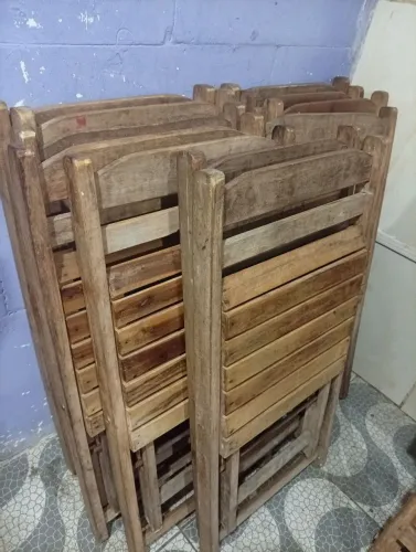 Conjunto de mesa e cadeira de madeira