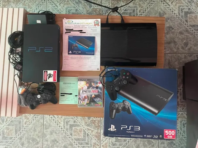 Combo PlayStation 3 Super Slim 500GB + Jogo PES 2013 + Brinde PS2 FAT