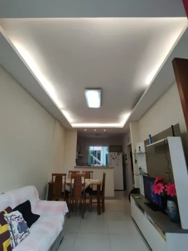 Casa com 4 Quartos, Reformada, Arejada, Clara, Terraço Amplo e Quintal em São Cristóvão.