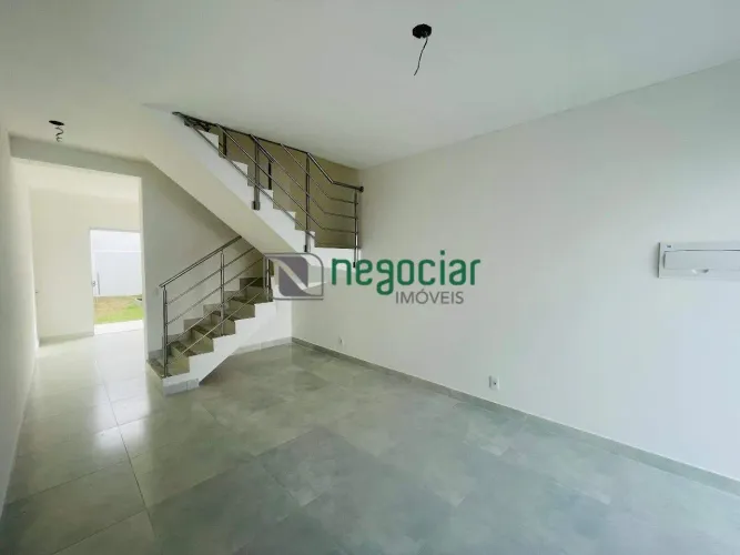 CASA À VENDA 2 QUARTOS COM SUÍTE E VARANDA | 2 VAGAS | R$ 395.000,00