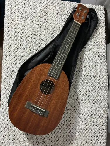 Ukulele Malibu Pineapple 23sp Sapele Concerto C/Capa