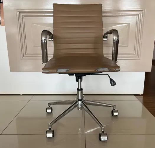 Cadeira Giratória Charles Eames Esteira Baixa Caramelo -Grife de Escritório de Alto Padrão