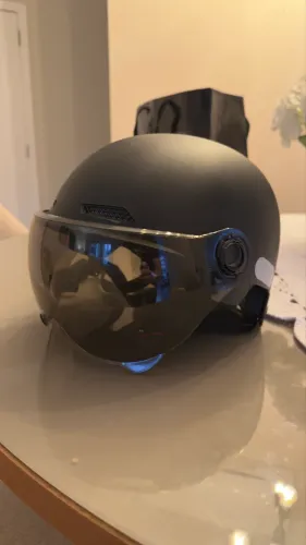 Capacete coquinho com viseira fumê